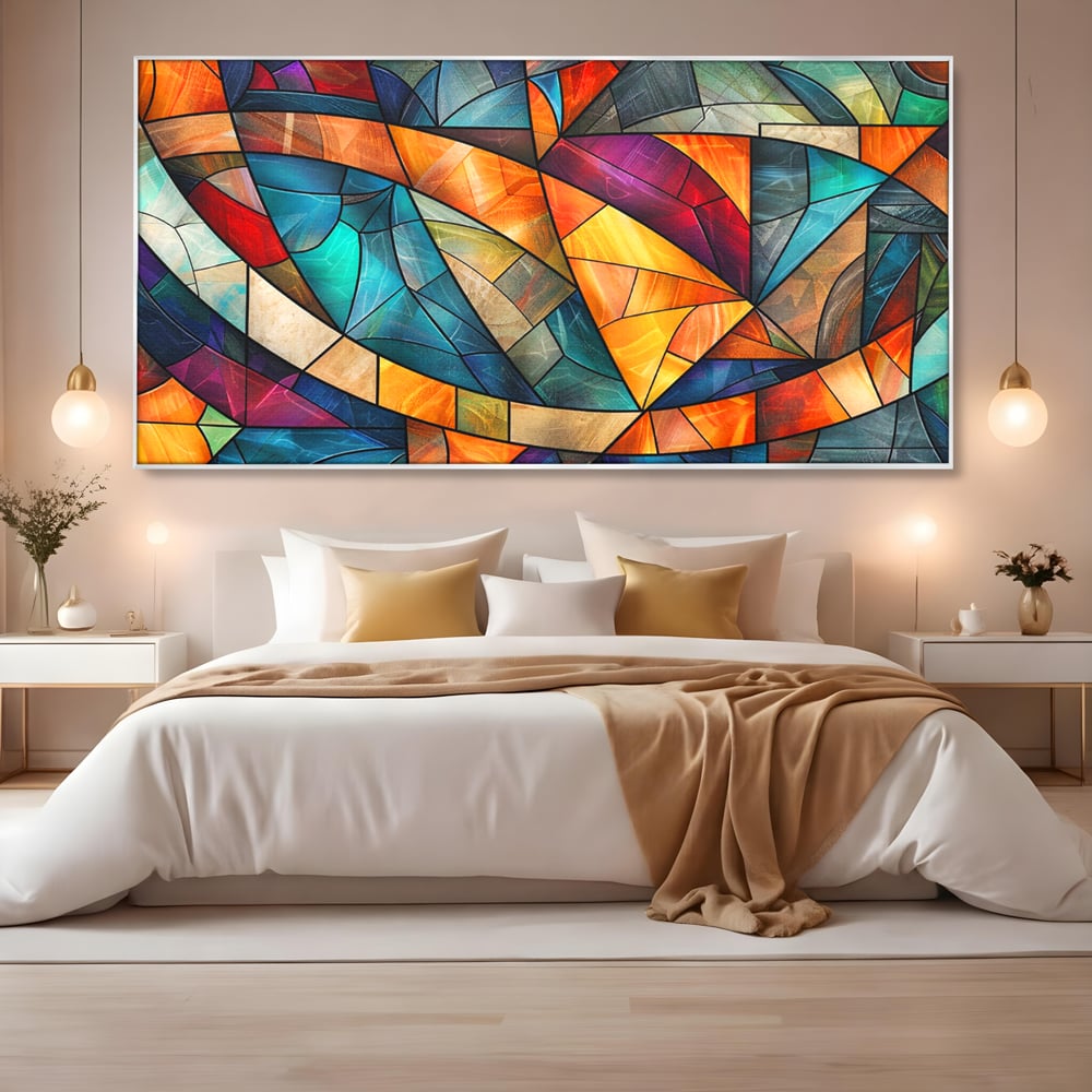 Tablou canvas cu tablou canvas cu mozaic geometric colorat, in rama de aluminiu argintiu, pe perete intr-un dormitor